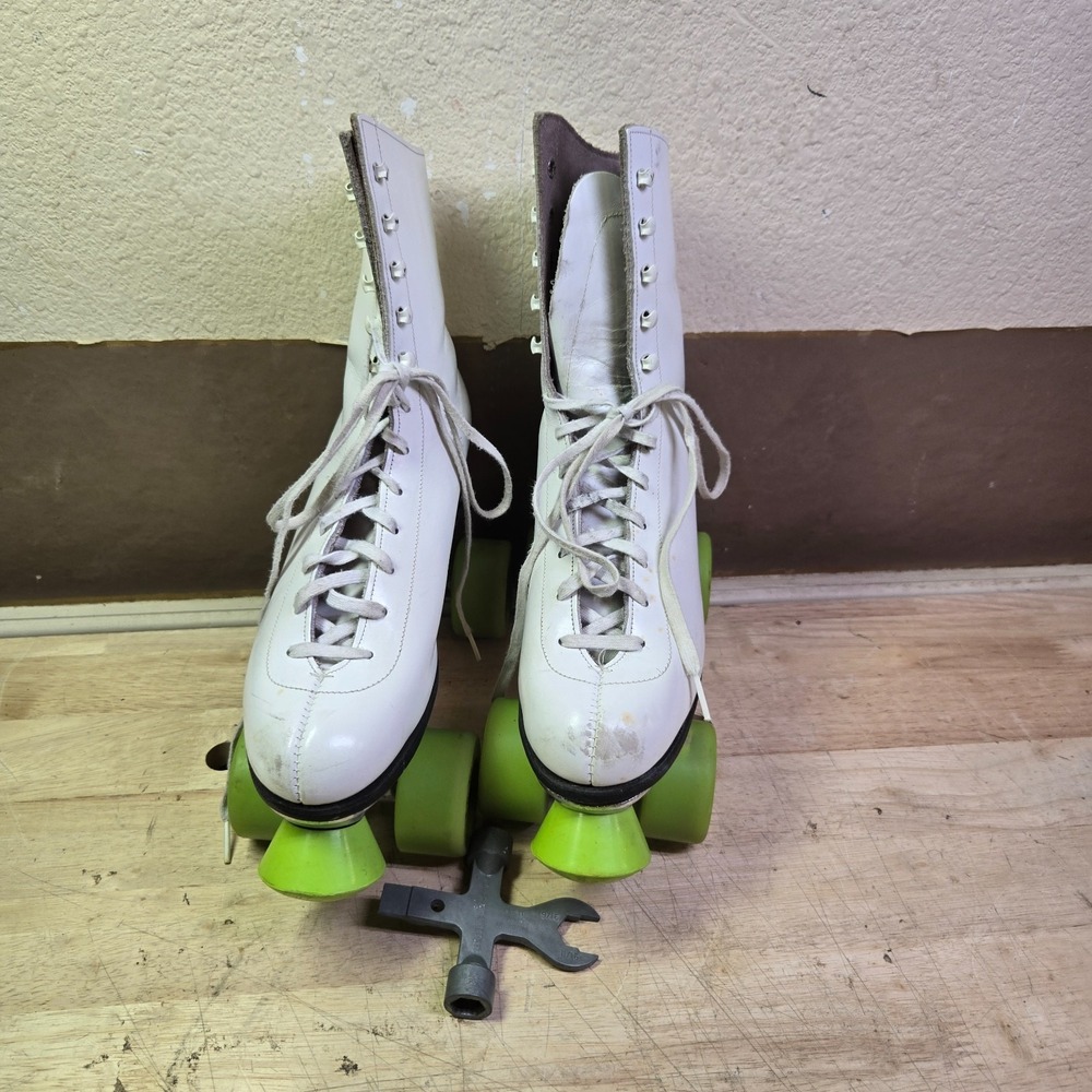 Vintage SIZE 7 ROLLER DERBY WHITE WOMENS ROLLER SKATES